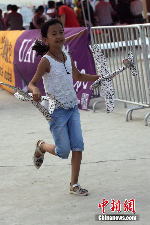 Expresidente de Lituania estrena en China un espectáculo aéreo con 8 aviones 