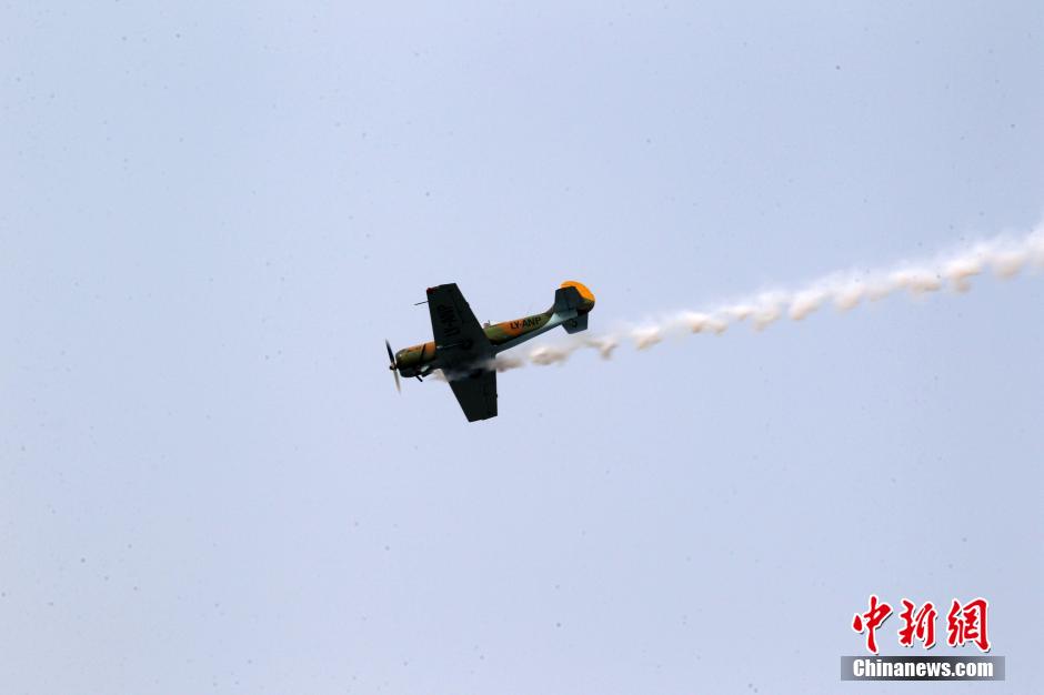 Expresidente de Lituania estrena en China un espectáculo aéreo con 8 aviones 