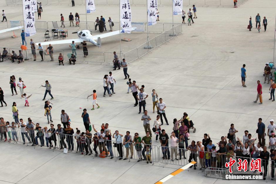 Expresidente de Lituania estrena en China un espectáculo aéreo con 8 aviones 