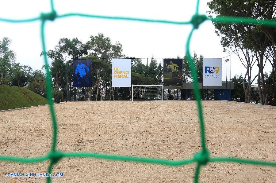 Ronaldo abrirá 30 escuelas de fútbol en China 2