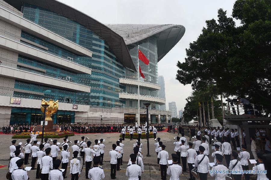 Ceremonia de izamiento de la bandera nacional en Macao y Hong Kong