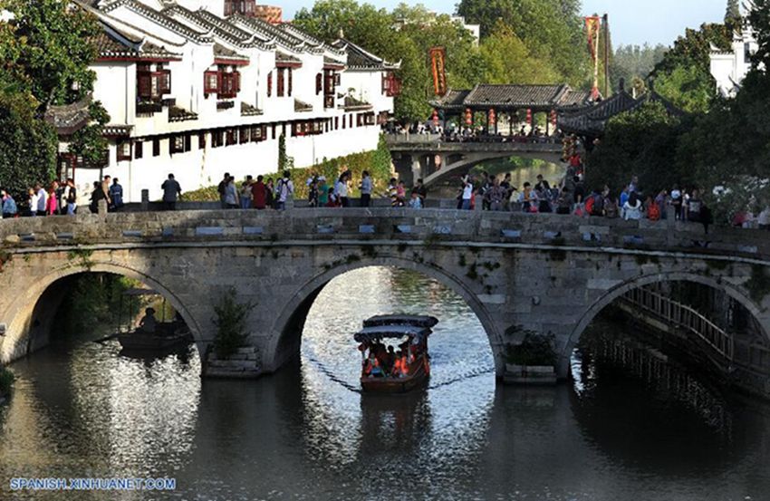 Muchos turistas llegan a pueblo antiguo Sanhe para disfrutar las vacaciones 2