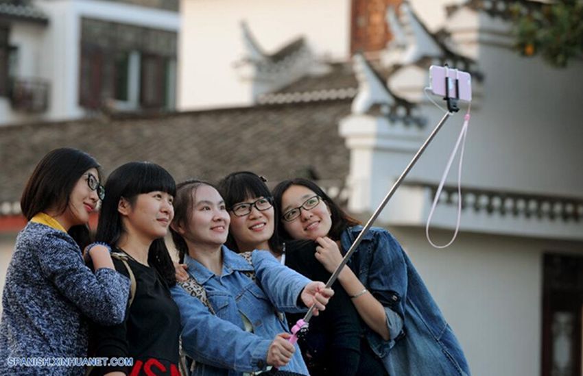 Muchos turistas llegan a pueblo antiguo Sanhe para disfrutar las vacaciones 3