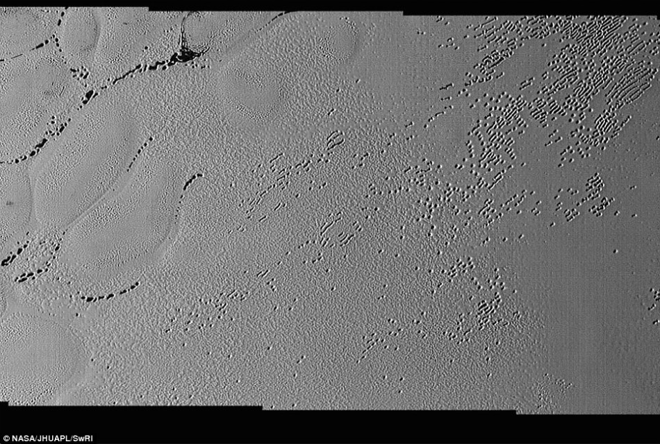 Nueva foto de Plutón muestra hoyos en la superficie