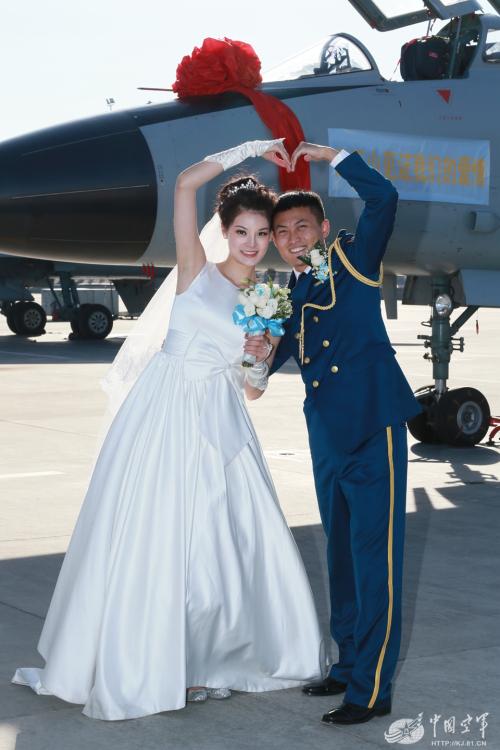 Un soldado ata una cinta roja al caza