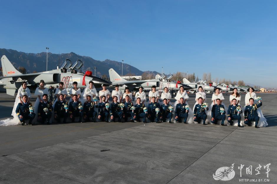 Un soldado ata una cinta roja al caza