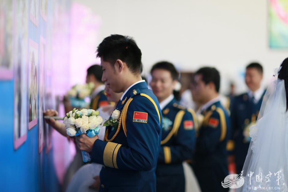 Un soldado ata una cinta roja al caza