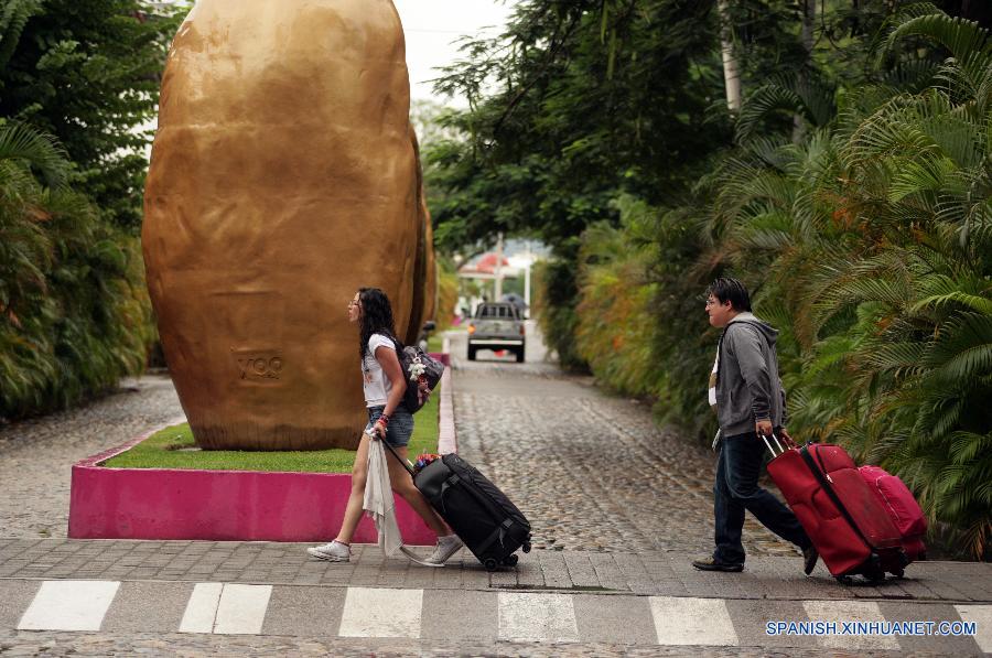 Huracán "Patricia", de máxima categoría, toca territorio mexicano