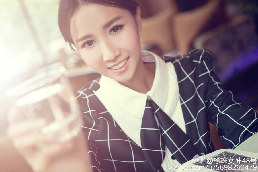 Foto de la joven con toga y birrete cocinando arroz frito. (Foto/Weibo)