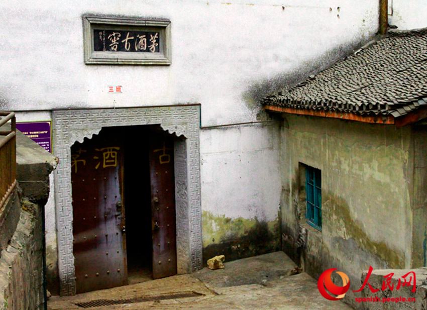 A pesar del gran desarrollo tecnológico que el Maotai implementa en sus plantas de envasado, el “l(fā)ugar sagrado”, que es donde los jóvenes obreros realizan la mezcla y las destilaciones, sigue siendo un espacio de poca luz, poco frecuentado y tradicional. (Foto: YAC)