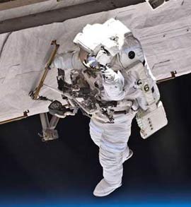 Astronautas de EEUU terminan reparación en sistema de enfriamiento de EEI