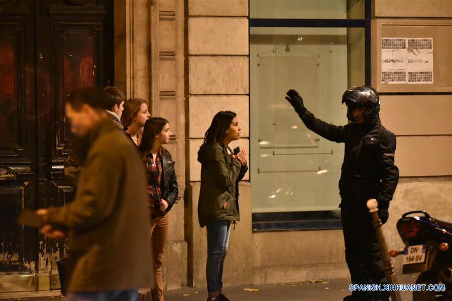 Tiroteos, explosiones y toma de rehenes en París dejan al menos 40 muertos