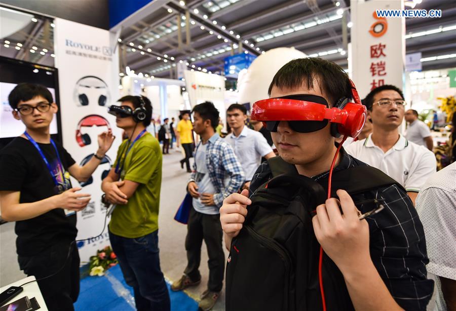 Feria Hi-Tech de China muestra dispositivos de realidad virtual