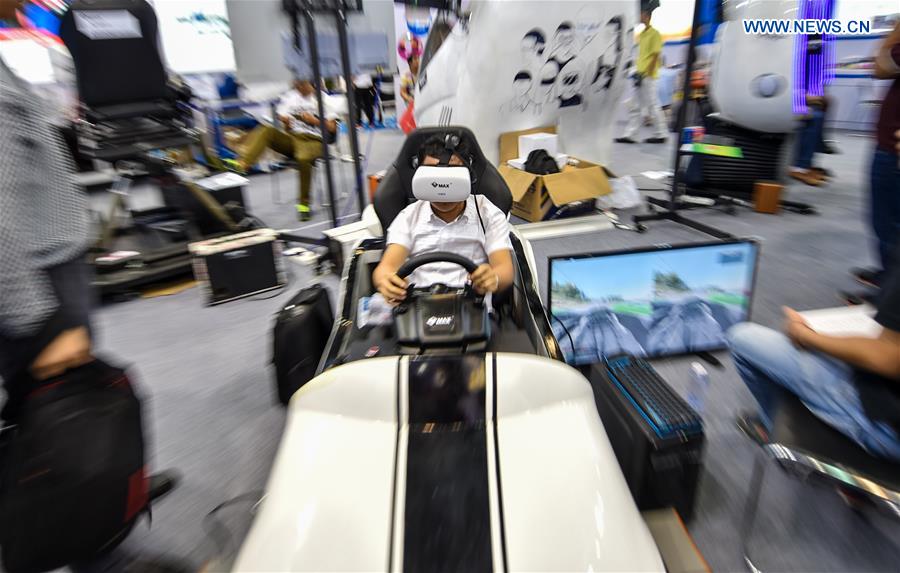 Feria Hi-Tech de China muestra dispositivos de realidad virtual