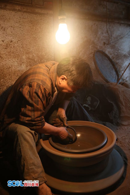 Muchos “puristas” de la olla mongola le hacen pedidos directos a Huang, confiados en su gran habilidad y conocimiento para conservar lo mejor de la tradición artesanal que demanda excelencia cuando de consumir el manjar más popular de Chinas se trata.(Foto: Scol.com.cn)
