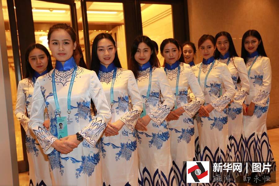 Destaca la belleza china el uniforme de la Conferencia Mundial de Internet