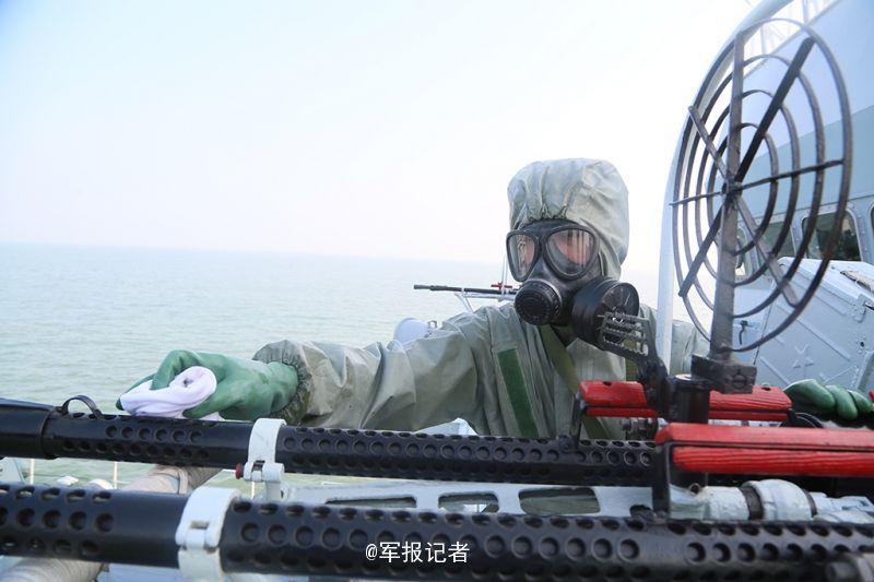 Simulacro de protección biológica-química nuclear en buques de guerra 4