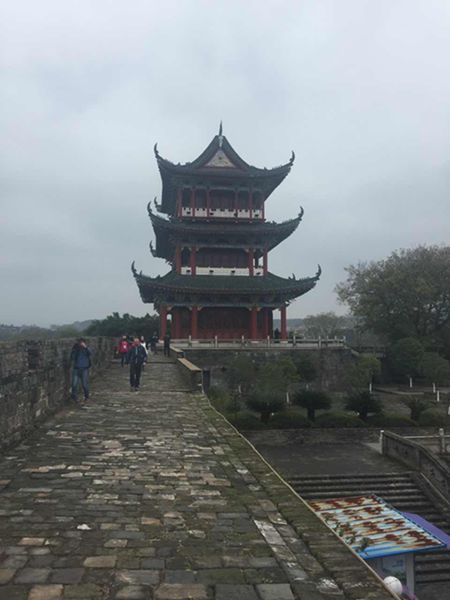 Periodistas extranjeros visitan las cuevas Tongtianyan y la antigua muralla de Ganzhou