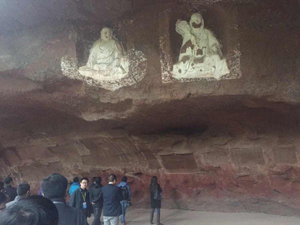 Periodistas extranjeros visitan las cuevas Tongtianyan y la antigua muralla de Ganzhou