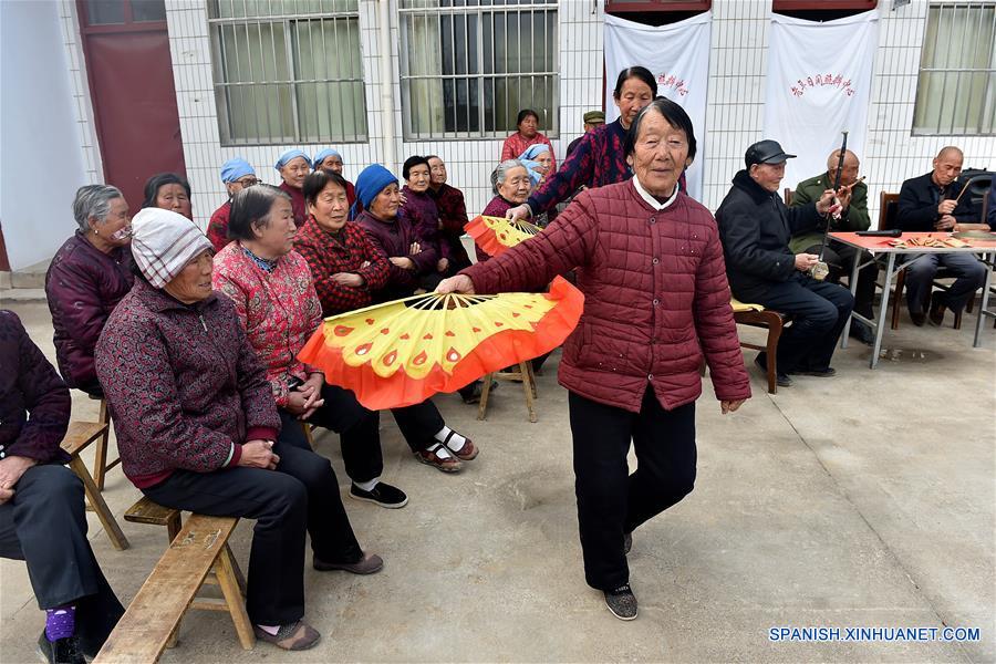 La foto tomada el pasado 18 de marzo del a?o 2015 muestra a varios ancianos rurales entreteniendose en un centro de cuidado del día para ancianos en la provincia de Shanxi.
