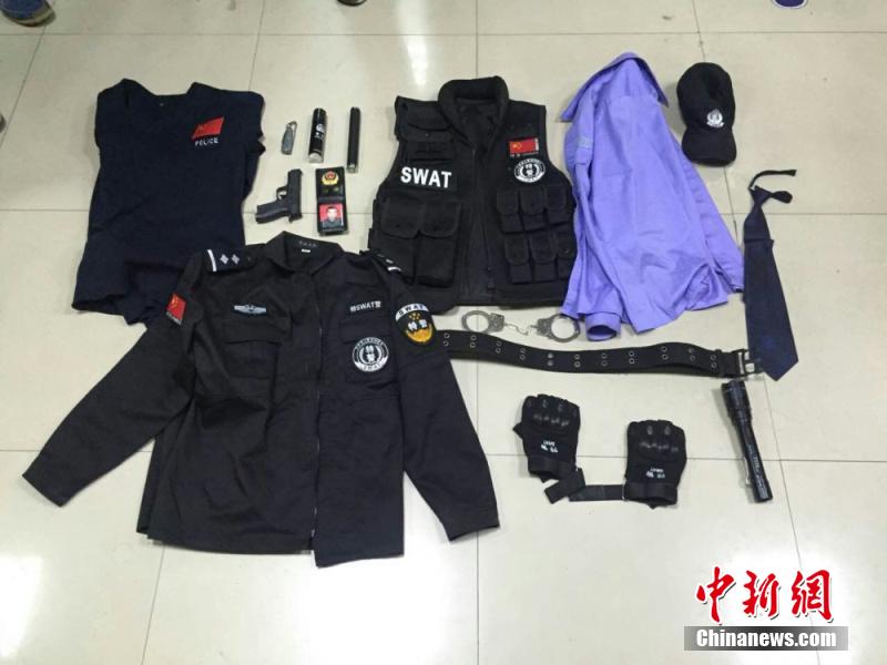 Joven se disfraza de policía para alejar a su padre de las prostitutas