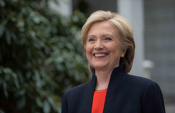 Hillary Clinton promete investigar los OVNI