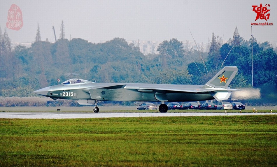 Avión combate J2017-20 realiza prueba