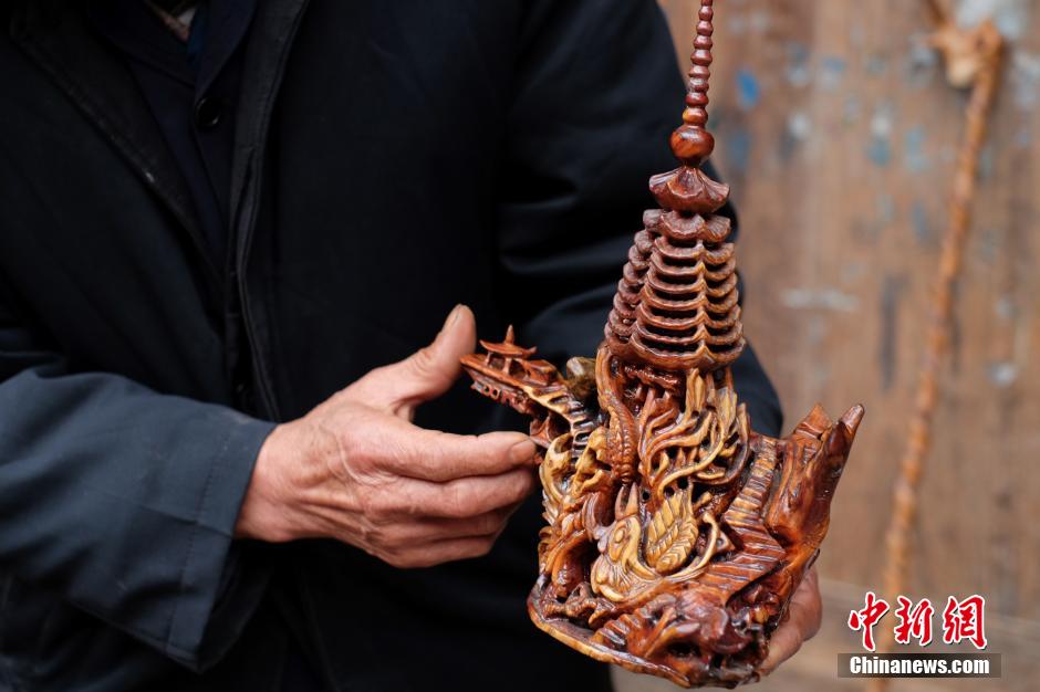 La vida de un maestro de la talla en madera