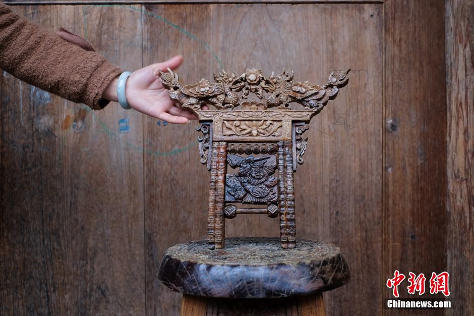 La vida de un maestro de la talla en madera