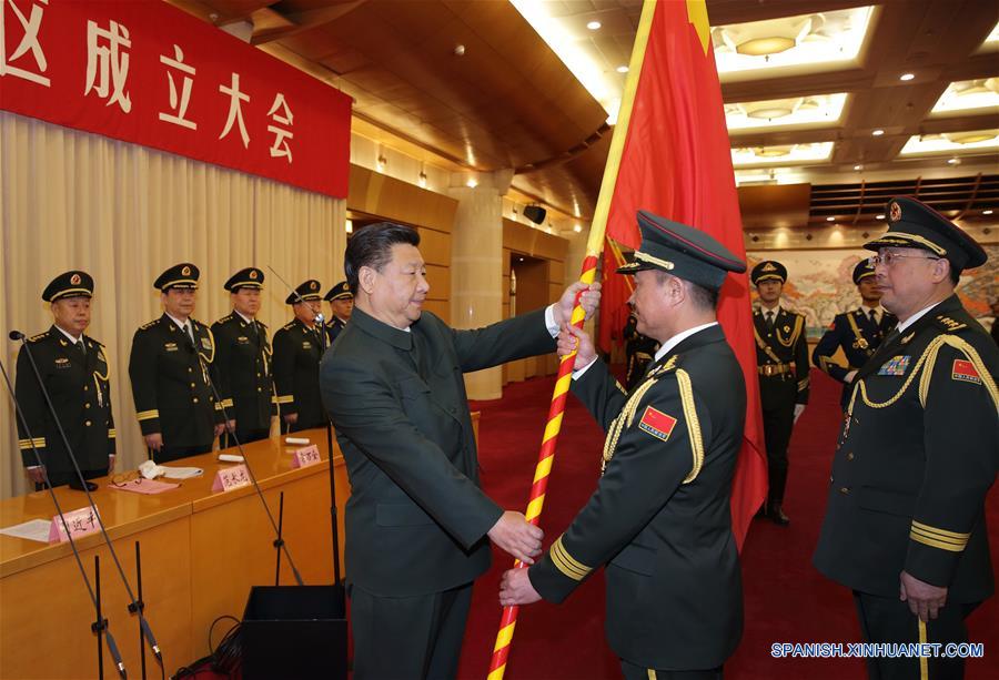 Xi, también presidente de la Comisión Militar Central (CMC), entregó las banderas a los oficiales principales de los cinco comandos de teatro de operaciones en una ceremonia en Beijing.(Xinhua / Li Gang)