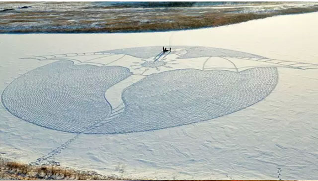 Crean una increíble obra de arte andando por la nieve