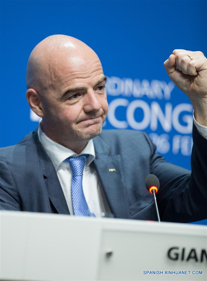 Nuevo presidente de la FIFA, Gianni Infantino, asiste a su primera rueda de prensa después de su elección en Zurich, Suiza, 26 de de febrero, el 2016.(Xinhua/Xu Jinquan)