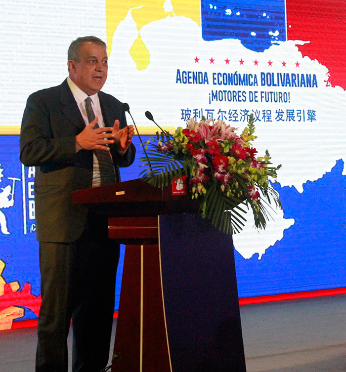 Eulogio del Pino, ministro del Poder Popular del Petróleo y Minería y presidente de PDVESA, expuso las nuevas oportunidades de negocio que se abren en la petroquímica. (Foto: YAC)