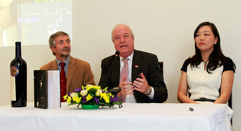 Eduardo Chadwick, presidente de Se?a (izquierda), Sophie Liu, autora del libro y Jorge Heine, embajador de Chile en China. (Foto: YAC)
