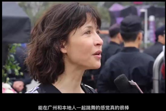 Sophie Marceau baila en una plaza de Guangzhou
