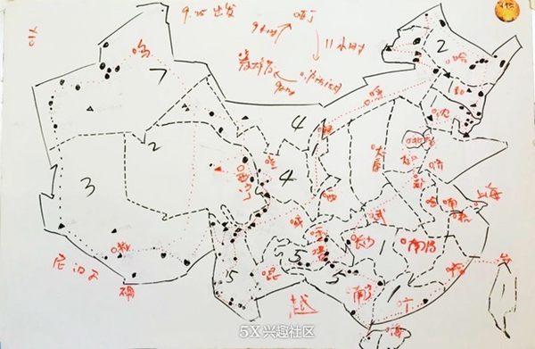 Jóvenes recién casados recorren China vistiendo sus 56 trajes étnicos