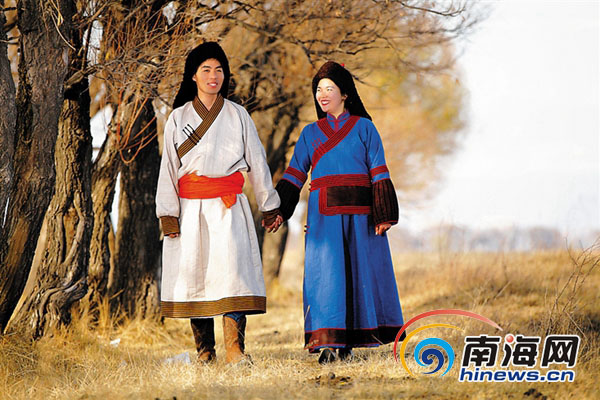 Jóvenes recién casados recorren China vistiendo sus 56 trajes étnicos