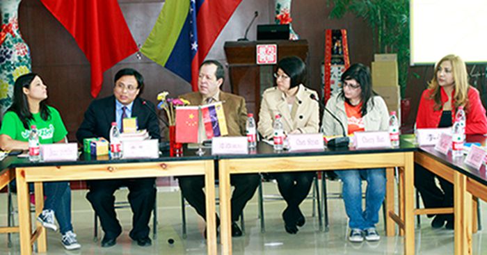 Jóvenes chinos juegan y aprenden con la “Ruta de Venezuela”