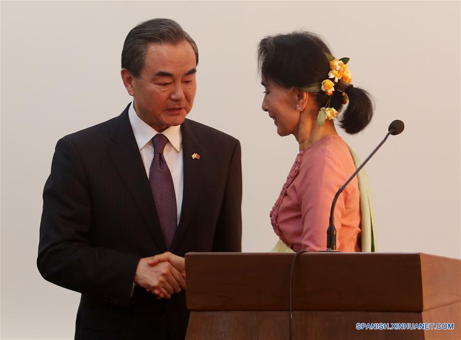 La ministra de Relaciones Exteriores de Myanmar, Aung San Suu Kyi, estrecha la mano de su homólogo de China, Wang Yi durante una conferencia de prensa conjunta tras su reunión en el Ministerio de Asuntos Exteriores en Nay Pyi Taw, Myanmar, el 5 de abril de 2016. (Xinhua/U Aung)