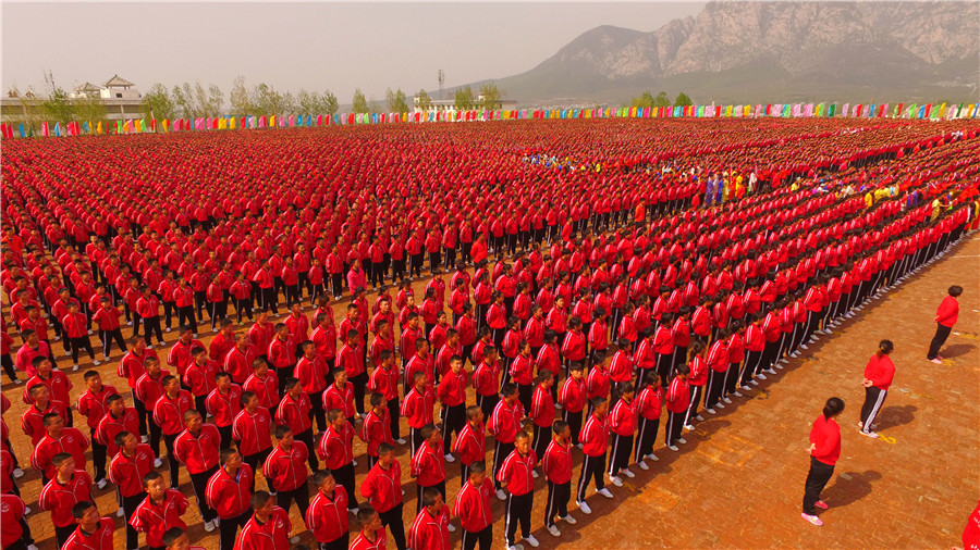 26.000 estudiantes de Kungfu forman impresionantes figuras