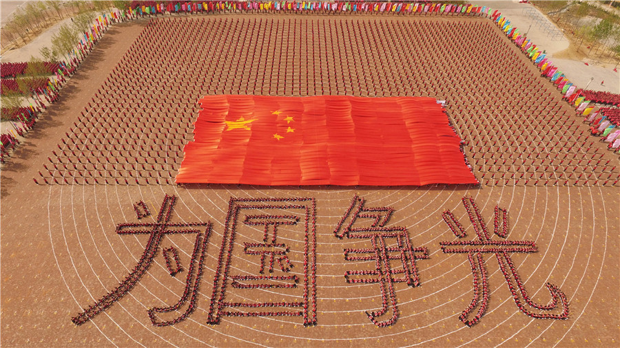 26.000 estudiantes de Kungfu forman impresionantes figuras