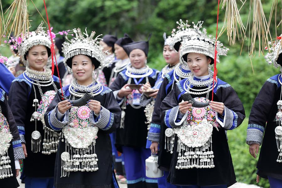 La gente de las provincias de Hunan, Guizhou y Guangxi celebran el festival de "el 3 de marzo", que este a?o cae el 9 de abril, el 3 de marzo según calendario lunar chino, con actividades y comidas tradicionales. (Xinhua/Li Ke)
