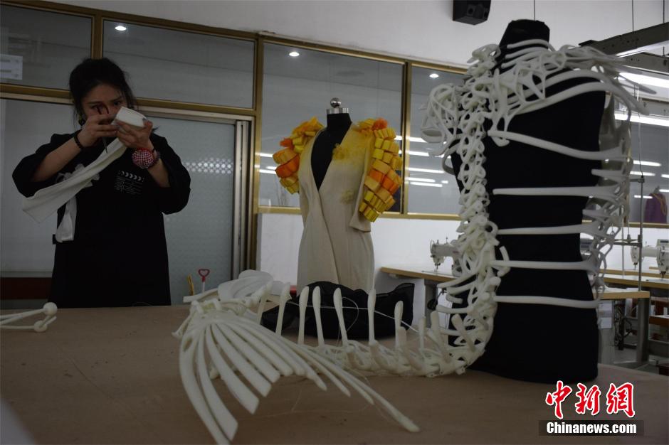 Universitarios dise?an ropa con impresión 3D para el desfile T-stage Show
