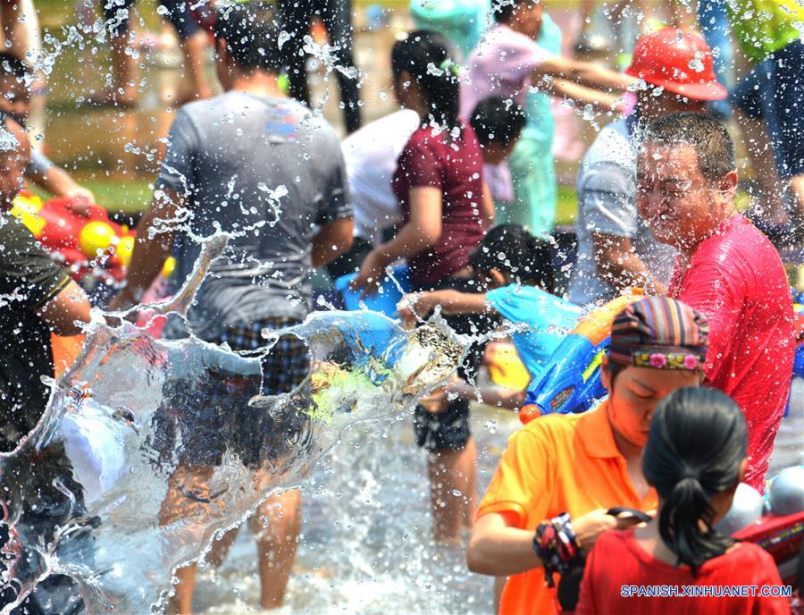 Festival de Aspersión de Agua en Yunnan