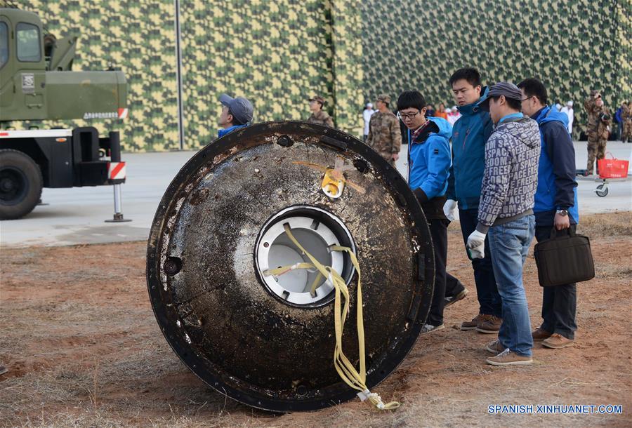 Personal científico trabaja en el área de aterrizaje de la cápsula de reentrada del primer satélite de microgravedad recuperable de China, el SJ-10, en la Bandera Siziwang, en la Región Autónoma de Mongolia Interior, en el norte de China, el 18 de abril de 2016. El satélite regresó de forma segura a la Tierra el lunes, marcando un paso sólido adelante en la investigación y la aplicación de la ciencia espacial. (Xinhua/Wang Quanchao)