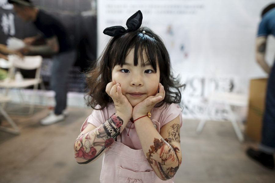 Candy Wang, de cuatro a?os, muestra sus tatuajes de pegatinas durante el Festival Internacional de los Tatuajes 2016 de Shanghai, el 23 de abril de 2016. [Foto/Agencias]