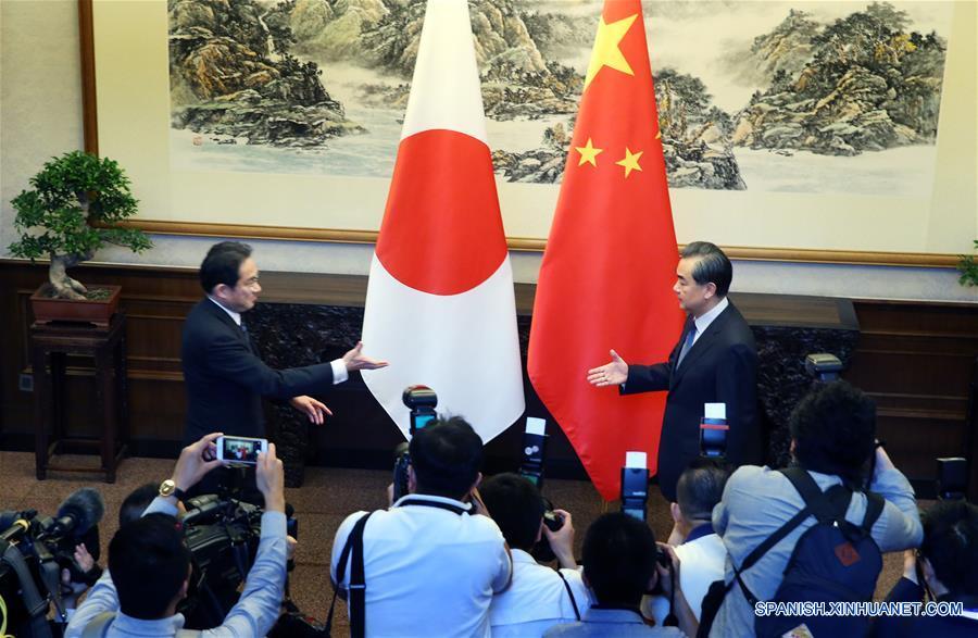 China expresó los requisitos para mejorar las relaciones bilaterales y urgió a Japón a adoptar acciones concretas durante la primera vista oficial del ministro de Relaciones Exteriores japonés Fumio Kishida en medio de los desacuerdos entre lo dos países.(Xinhua\Yao Dawei)