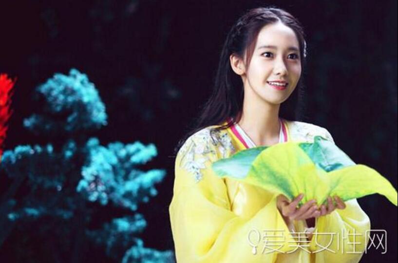 Yoona: en vestido antiguo VS en vestido moderno