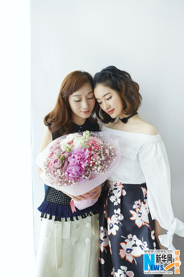 La actriz Guo Xiaoting posa con su progenitora en homenaje al Día de las Madres