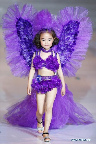 Una participante luce una creación en un concurso de mini-modelos durante la XVI Semana Internacional de la Moda de China en Qingdao, provincia de Shandong, el 14 de mayo de 2016. Más de 200 ni?os de todo el país participaron en el concurso. (Xinhua/Chen Jianli)